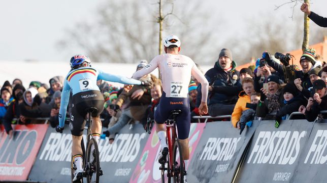 The iconic photo of Van der Poel and Van Aert eleven years later
