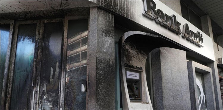 Withdrawal ban, customers burn banks

