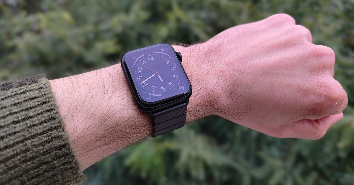 This is the best carbon fiber Apple Watch band you can buy

