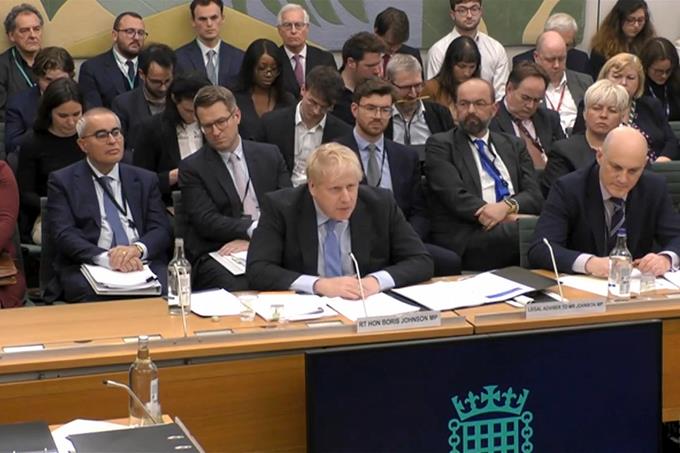 Boris Johnson defiende su futuro respondiendo al parlamento sobre el "partygate"