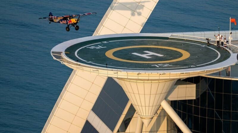 Dubai: Amazing landing of the plane on the helipad of the tallest building
