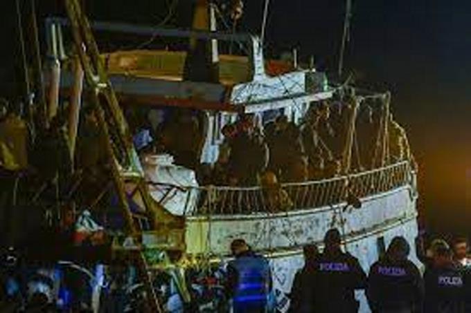 Italian boats bring hundreds of migrants ashore

