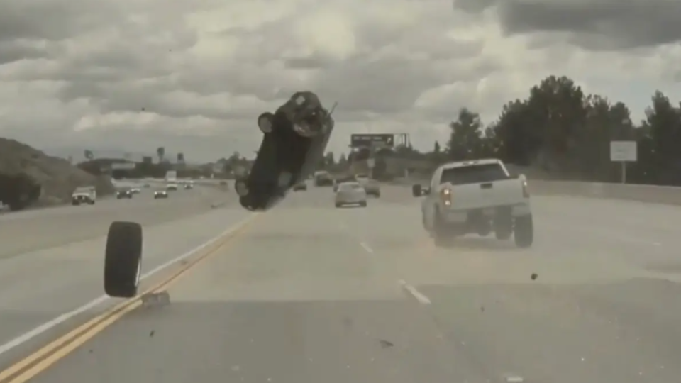 Like in Hollywood: the shocking video of a 4x4 flying on a California route
