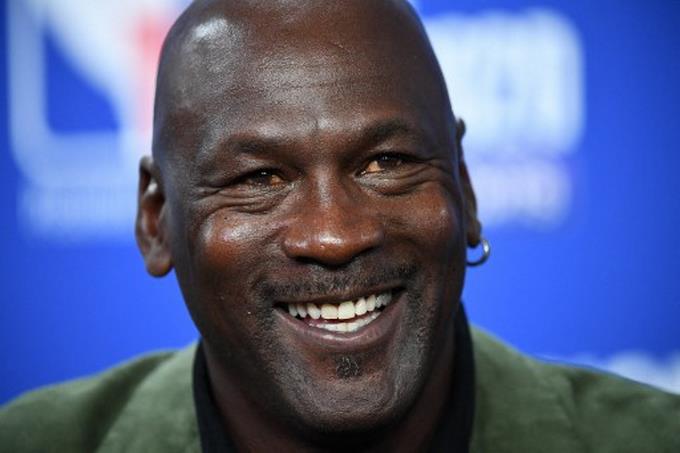 Michael Jordan negotiates his departure as the largest shareholder of the Hornets

