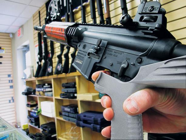 Nuevo proyecto de ley en Florida quiere bajar edad mínima para comprar armas