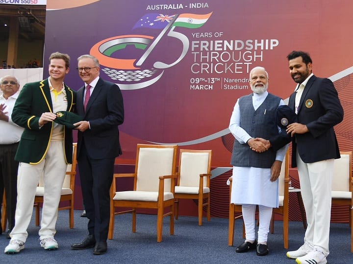 Prime Minister Modi handed over the test cap to Captain Rohit ahead of the Ahmedabad test, watch the video

