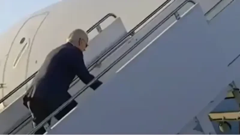 The American president fell while climbing the plane
