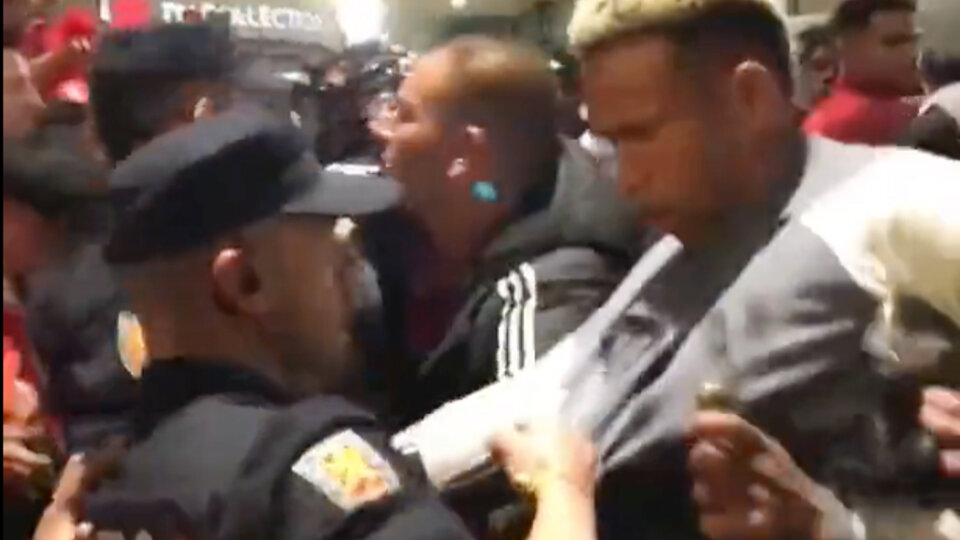 The unusual fight between players from Peru and the police in Spain
