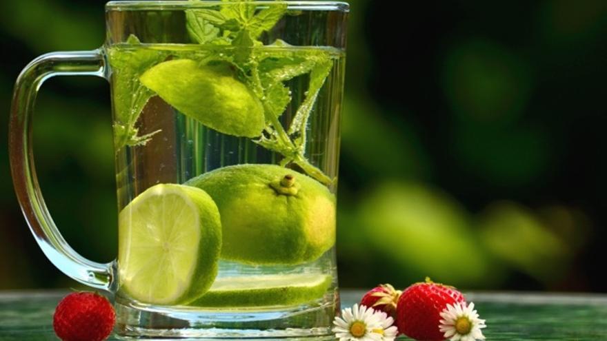 agua tibia con limón vitamina C, antioxidantes, cálculos renales, ayuno