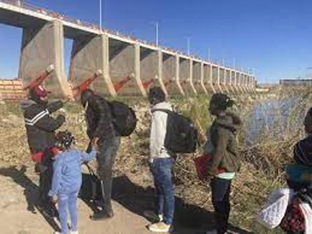  Thousands of migrants arrive at the US-Mexico dividing line.  to demand entry

