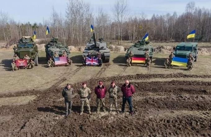 Ucrania cuenta ya con carros de combate alemanes, británicos y de EEUU