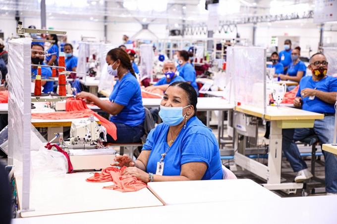 Participación de las mujeres en la manufactura es de 23% pero ganan más que los hombres