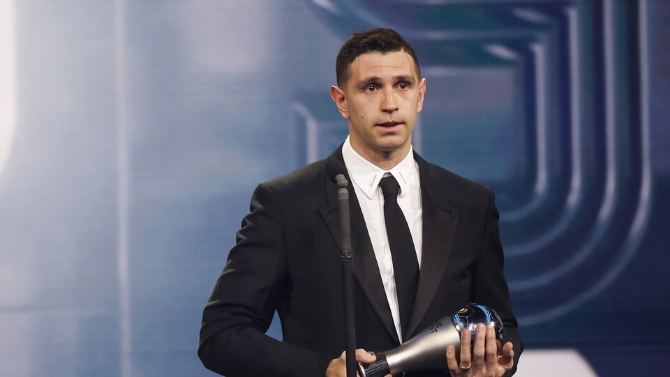"I drew" Martínez returned to Aston Villa and posed with The Best award

