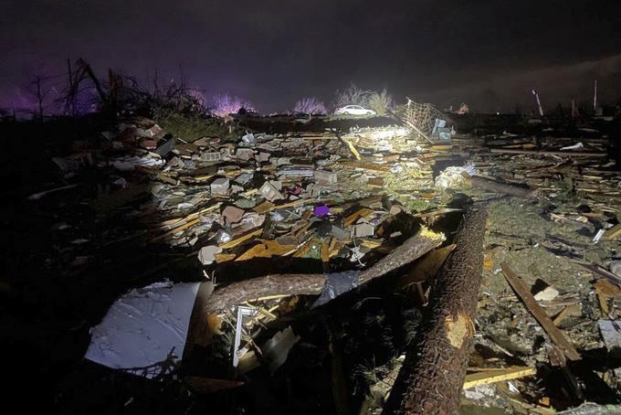 Deadly tornado in the US: Survivors count debris and destroyed buildings

