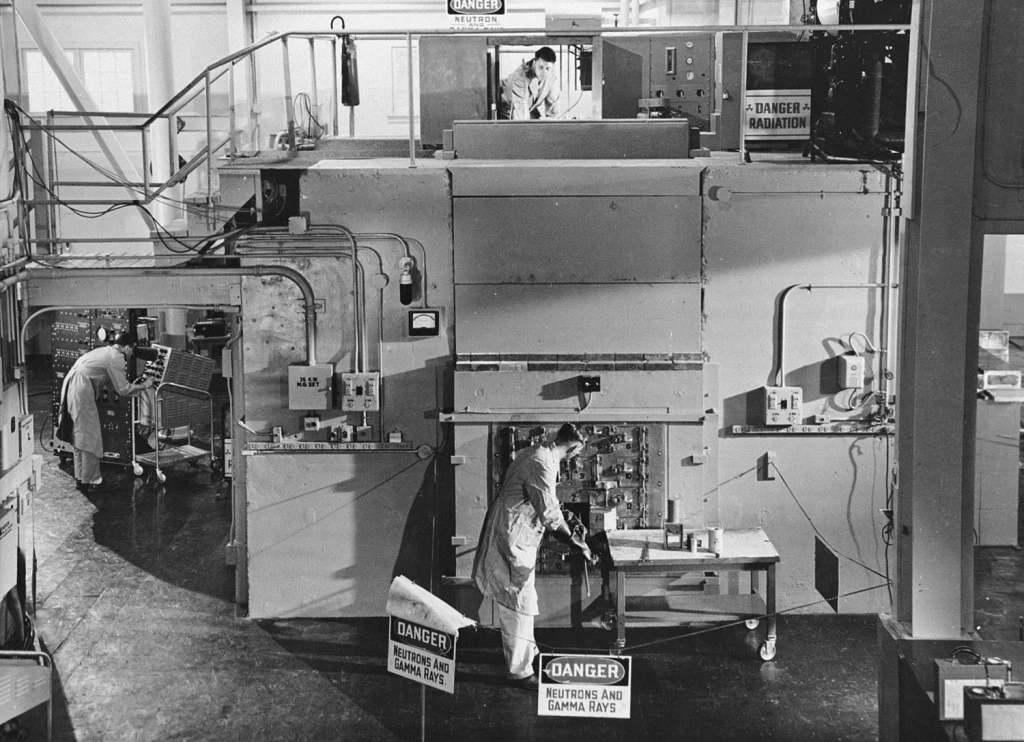 Science Travel - The most fascinating secret labs poplars