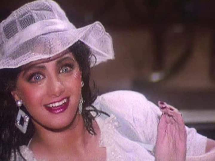 Sridevi danced to this song with a fever of 103 degrees while getting drenched in rain.

