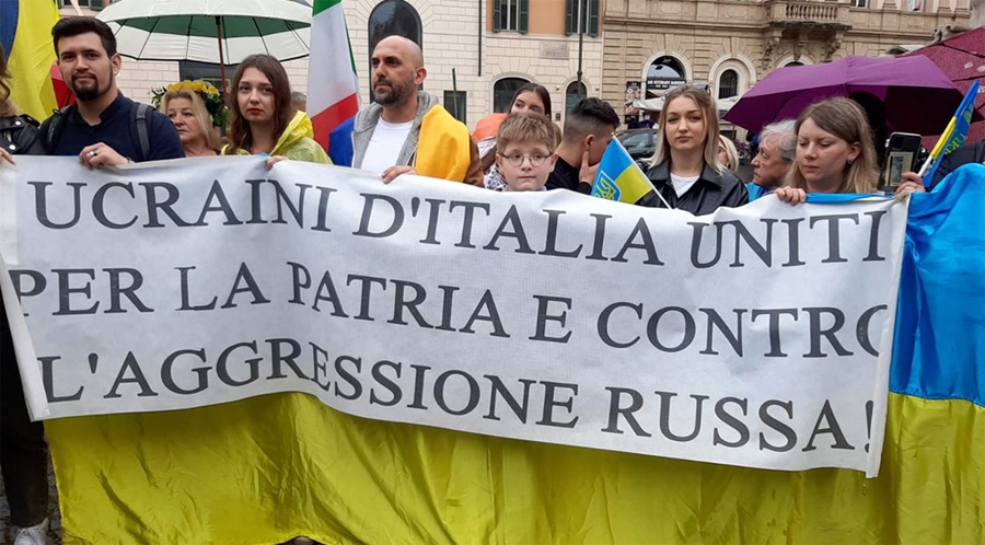 A group of people welcome the President of Ukraine, Volodomir Zelensky, on his visit to Rome. 