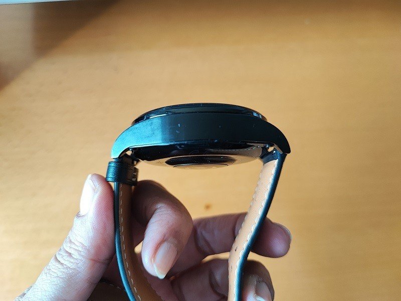 image of the thickness of the sphere of the Huawei Watch Buds