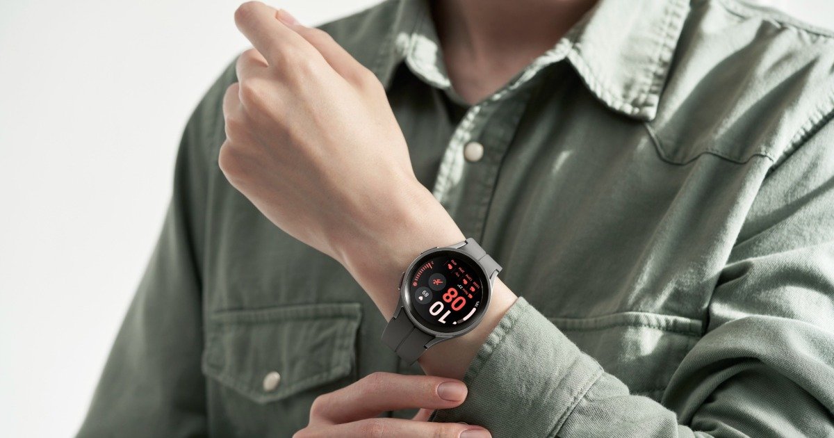 Points to consider when choosing a smart watch and 4 good models available on the market

