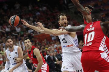 Sergio Rodríguez, point guard for Real Madrid, makes a no-look pass in the final against Olympiacos.
