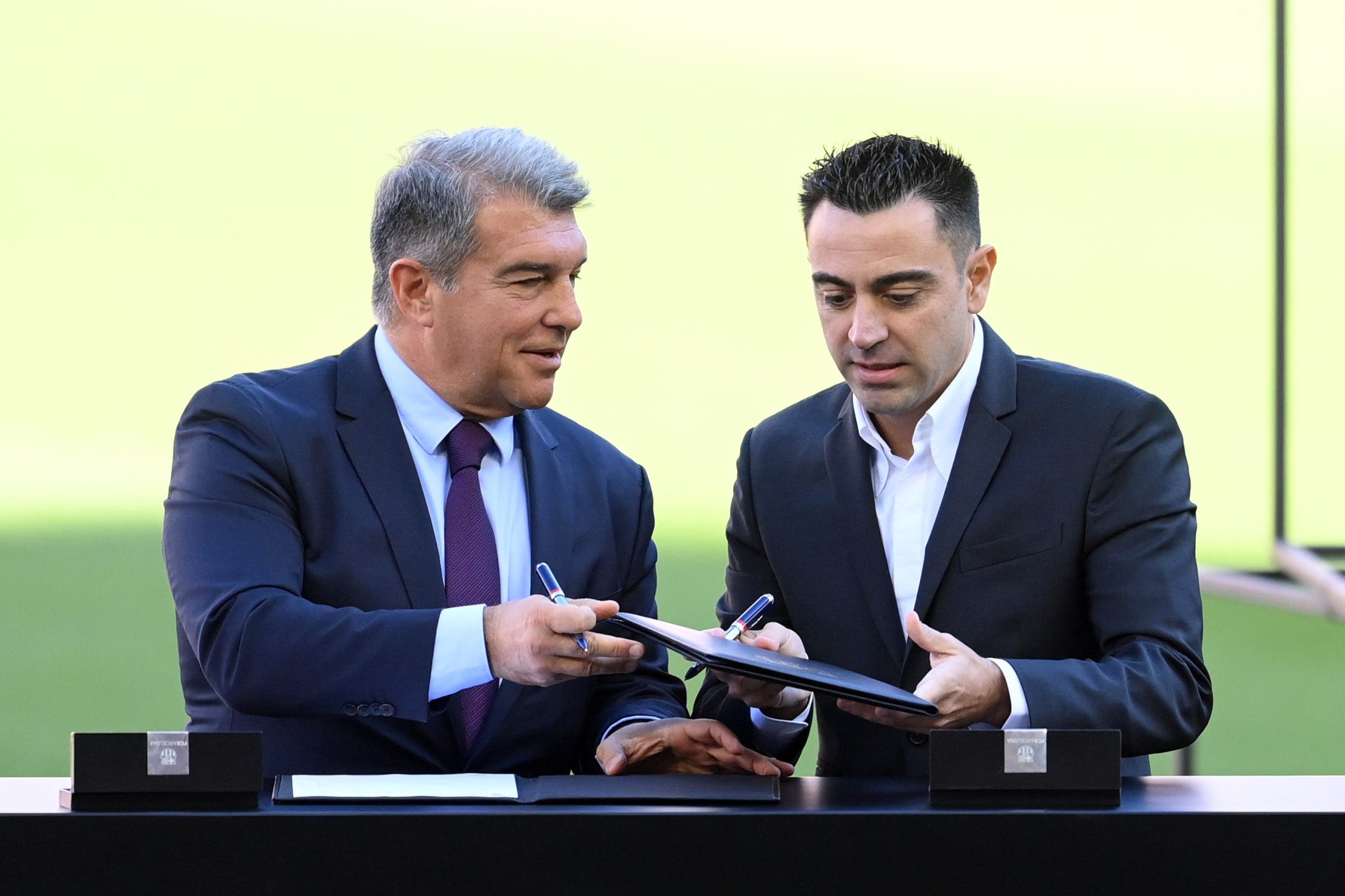 Laporta negotiates his sale to the Premier while Xavi ensures that he stays at FC Barcelona
	

