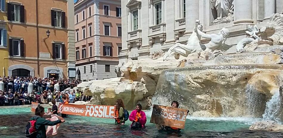 Ecologists blacken the Trevi Fountain in Rome
