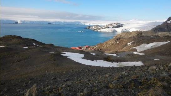 Nicotine, antidepressants and other contaminants in Antarctic waters

