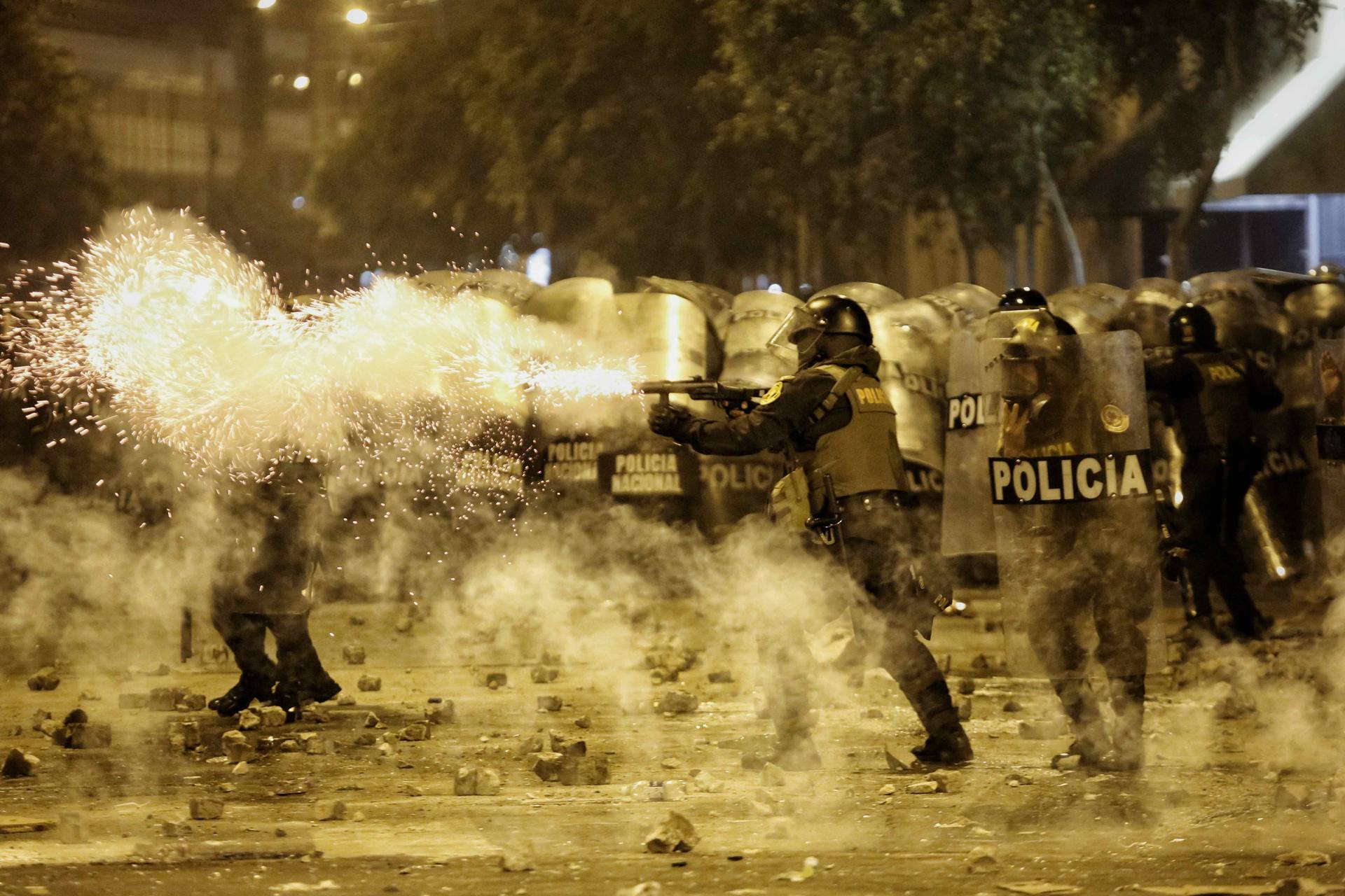 Demonstrators clash with the police during a day of marches against the presidency of Dina Boluarte, in Lima (Peru), in a file photograph.  BLAZETRENDS/Antonio Melgarejo