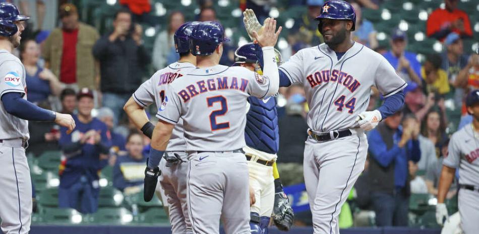 Astros rout Brewers 12-2 for eighth win
