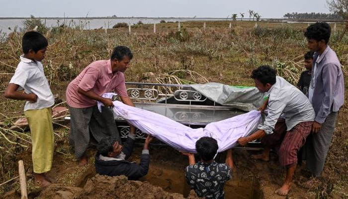 Photo taken during the burial of the victims of Cyclone 'Moka'.  AFP. 