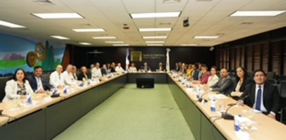 Diplomatic corps visits the governor of the Central Bank to learn about economic performance
