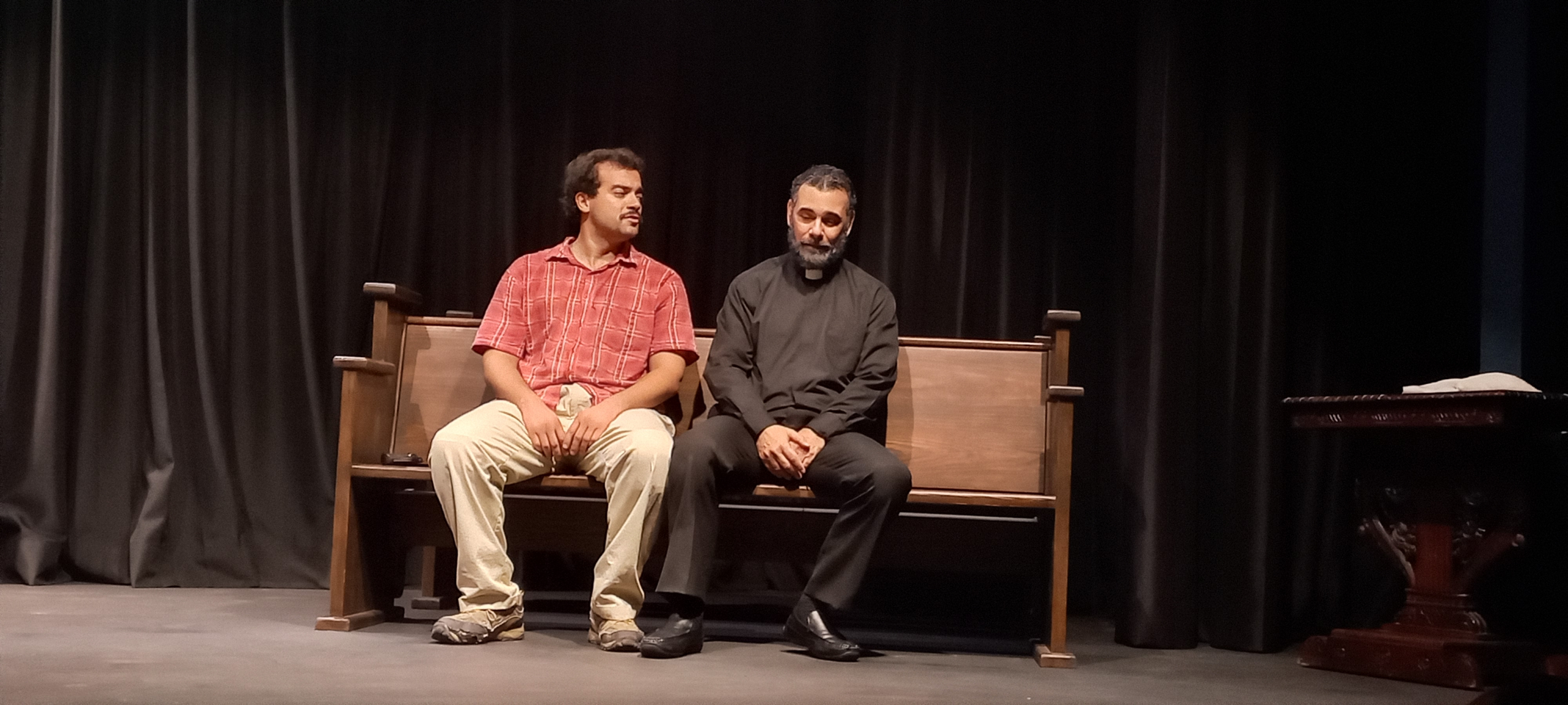 José Roberto Díaz and Jovany Pepín star in the play, “Padre Pedro”, which was presented at the Lope de Vega Theater, located in Novocentro.