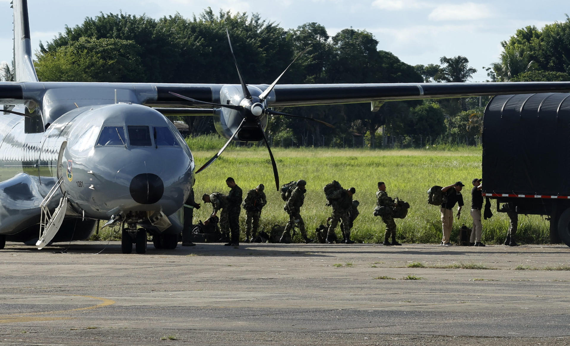 Soldiers lend themselves to join the search for minors lost after a plane crash in southern Colombia, in San José del Guaviare (Guaviare), on May 20, 2023. BLAZETRENDS/Mauricio Dueñas Castañeda