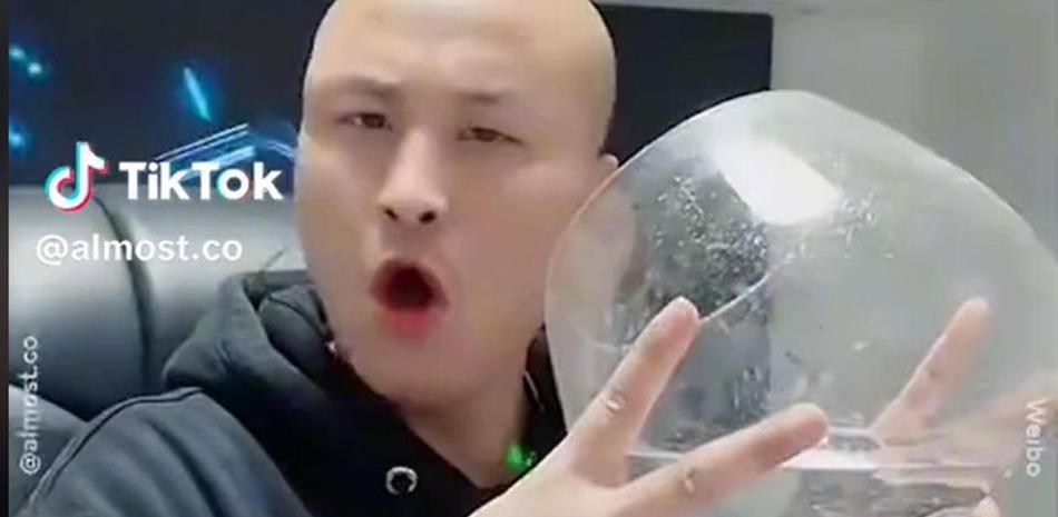 Influencer died after broadcasting live how he drank 4 bottles of Chinese liquor
