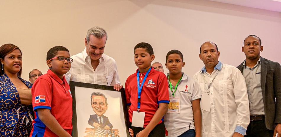 President Luis Abinader receives a cartoon in the Continental Championship of the Americas
