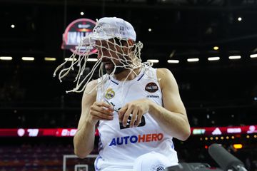 Sergio Llull, point guard for Madrid, with the Zalgirio Arena net after winning the Eleventh.