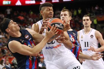 Walter Tavares, center of Real Madrid, fights for the ball with Kyle Kuric, shooting guard of Barça, during the semifinals of the Final Four.