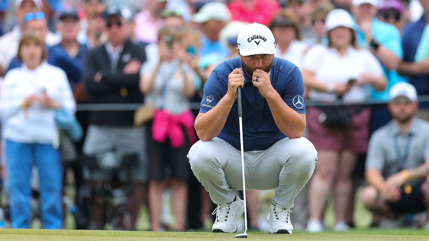 The putter weighs down Jon Rahm  
