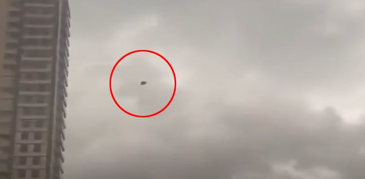 فضاؤں میں اڑتے صوفے کی ویڈیو وائرل ہوگئی