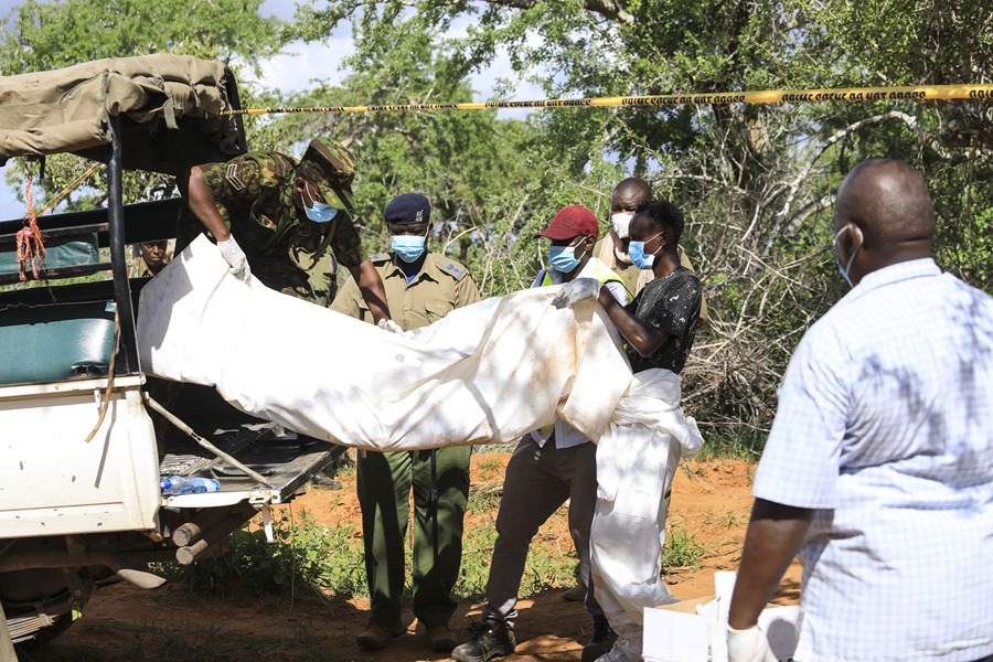 Forensics and investigators examine the bodies of the graves where they buried in Kilifi (Kenya) the alleged members of a Christian sect who fasted to death in southern Kenya to meet with Jesus Christ.