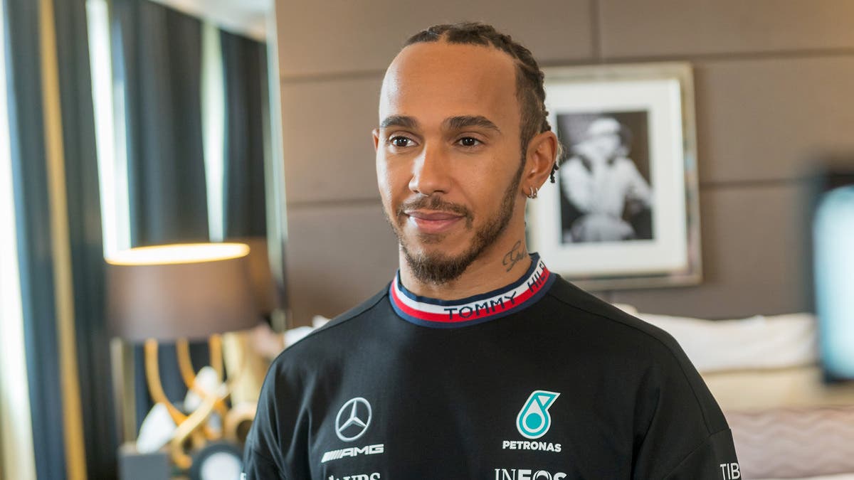 Hamilton is caught in full negotiation with Ferrari: there is a pilot left over
	
