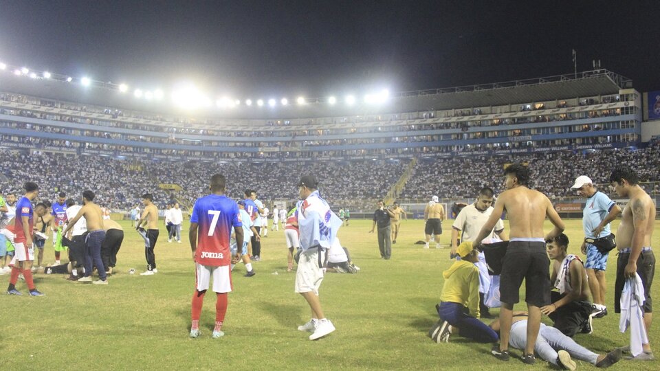 Tragedy in soccer in El Salvador: 12 dead from a stampede
