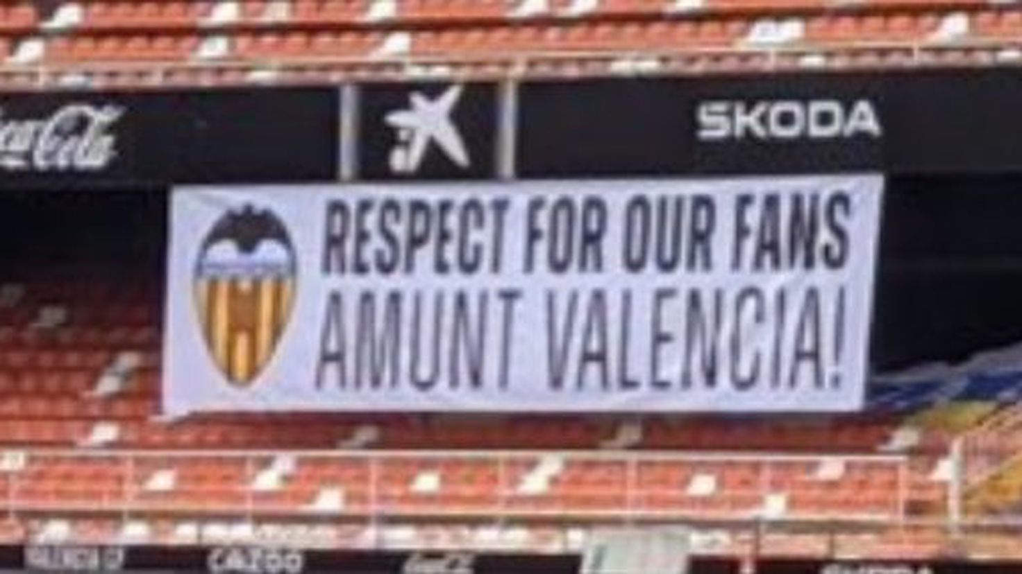 Two banners in the Mario Kempes Grada: 