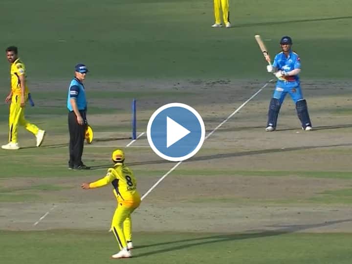 Warner started 'fencing' during the match against Jadeja, watch the funniest video of IPL 2023


