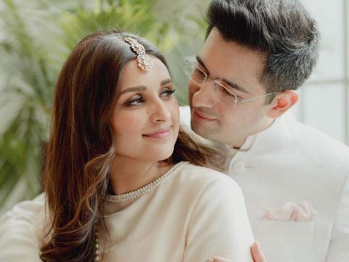  Who is Parineeti Chopra's fiance Raghav Chadha's favorite singer?  He told himself the name in front of the camera.

