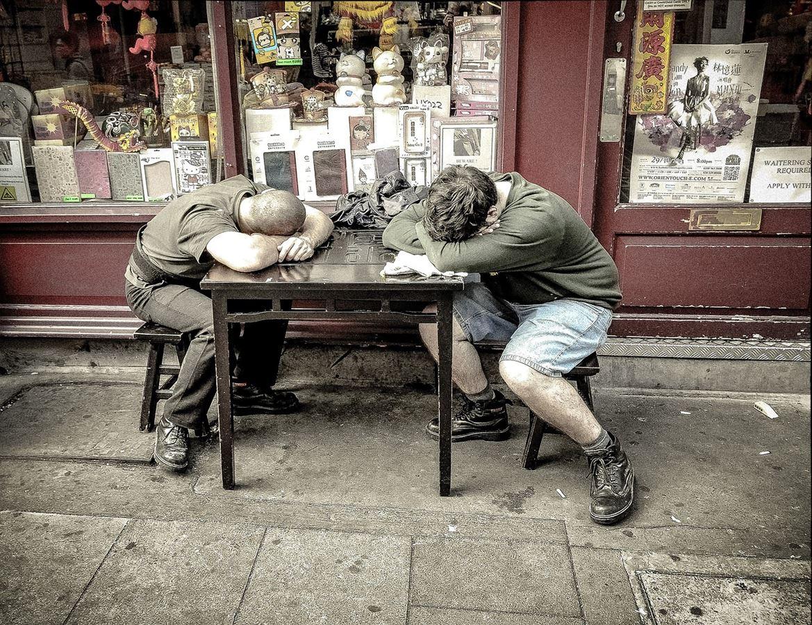 hombres cansados duermen sobre la mesa