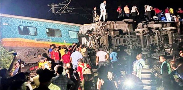 A terrible train accident in India, dozens of people died
