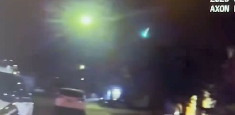 A flash of light in the sky, people called the police after seeing the 'space creature'
