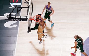 Da Silva, making a dunk during Unicaja - Barcelona.