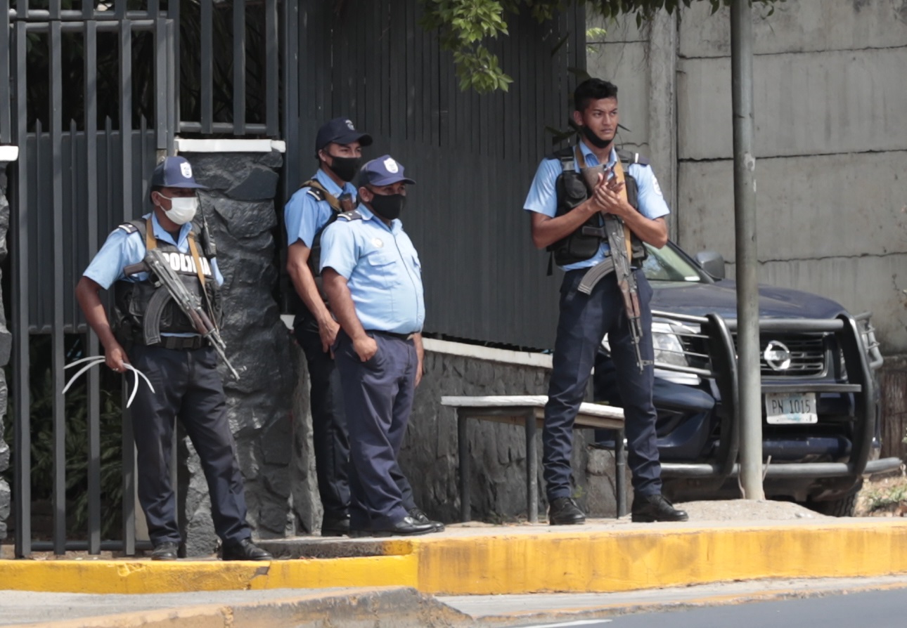Nicaraguan authorities participate in the search of the home of opposition member Cristiana María Chamorro Barrios, in Managua, in a file photograph.  BLAZETRENDS/Jorge Torres